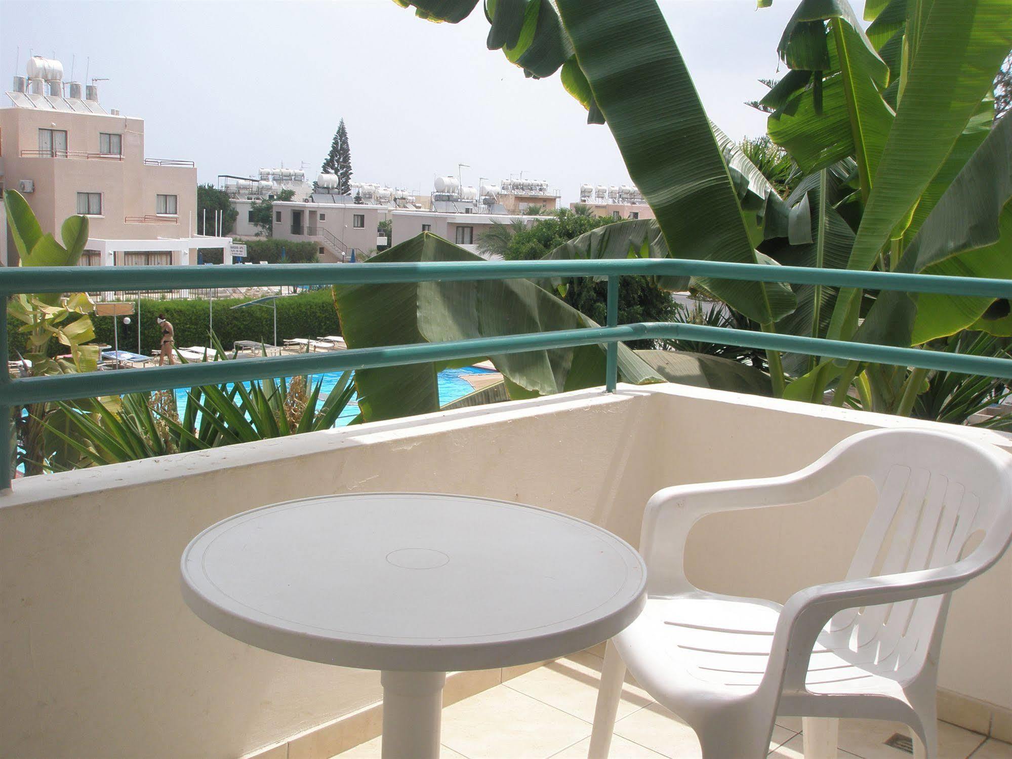 Debbiexenia 3* Paralimni